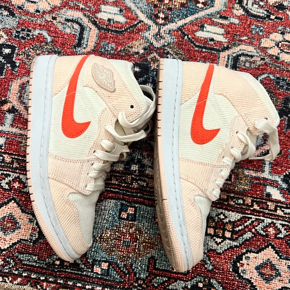 Women’s AIR JORDAN 1 mid SE - Picture 4 of 5